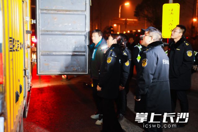 此次行动持续到晚上12时，共出动执法人员38人次，检查车辆140余台次。 均为通讯员供图