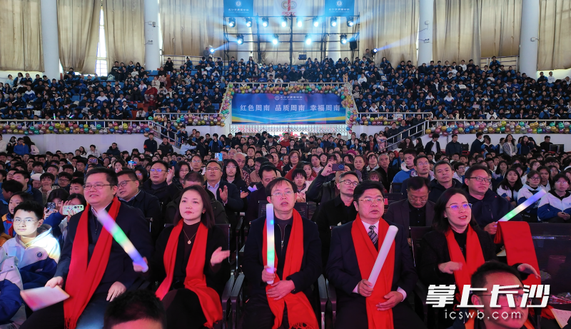 周南集团校及大湘西帮扶合作校怀化市湖天中学携手奉献了一场凝聚青春、满含艺术韵味的年度大戏。