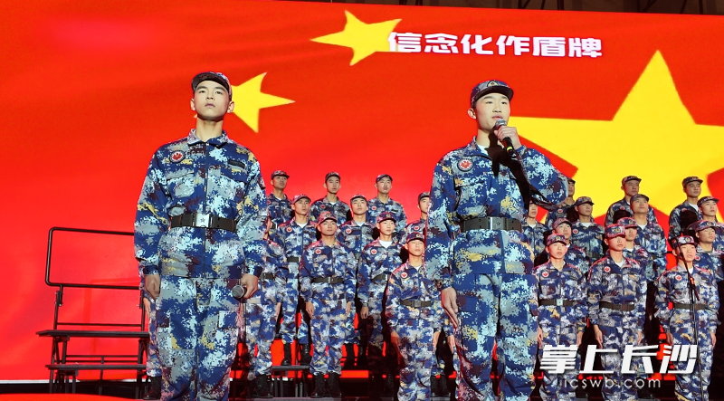 周南中学高一航空班带来朗诵《鹰击长空 志在蓝天》。均为长沙晚报全媒体记者张炎炎摄