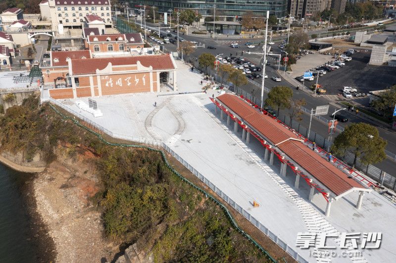 项目以文化意境营造为主，通过设置码头、火车等主题元素，打造游泳纪念平台、文化廊架等特色景点。