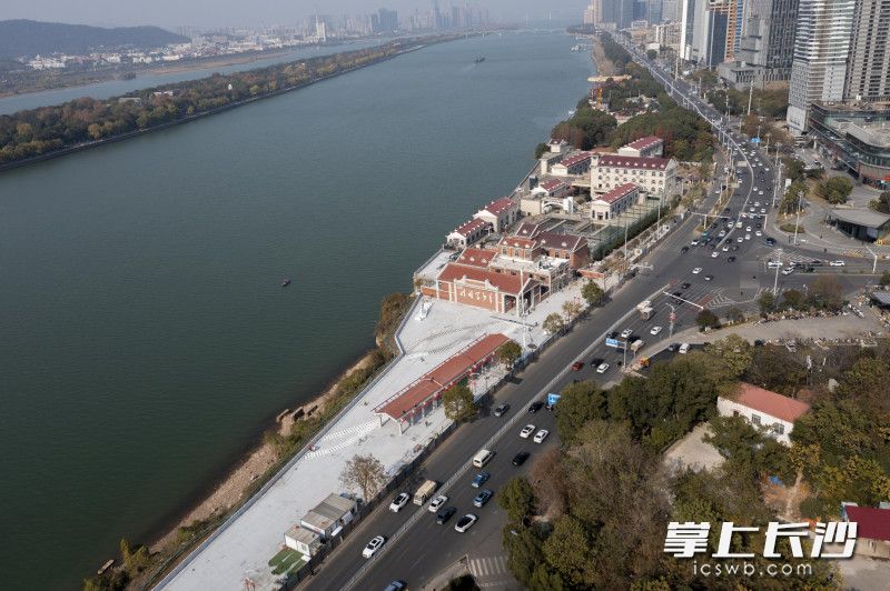 “恰同学少年广场”位于天心区裕南街街道碧沙湖社区的湘江风光带。