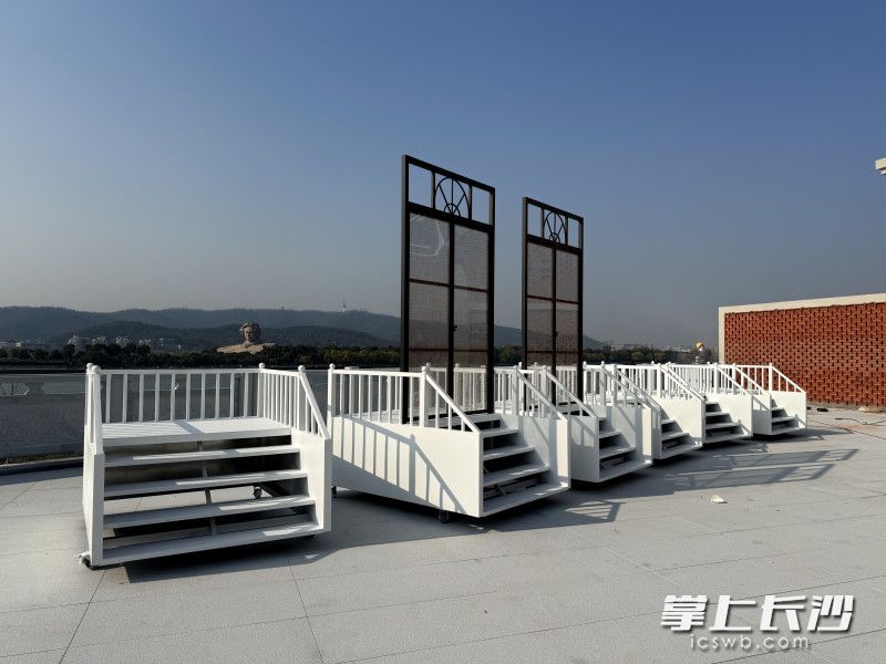 广场内设置了拍照打卡点，项目完建后市民游客可以更方便地与青年毛泽东雕像合影。