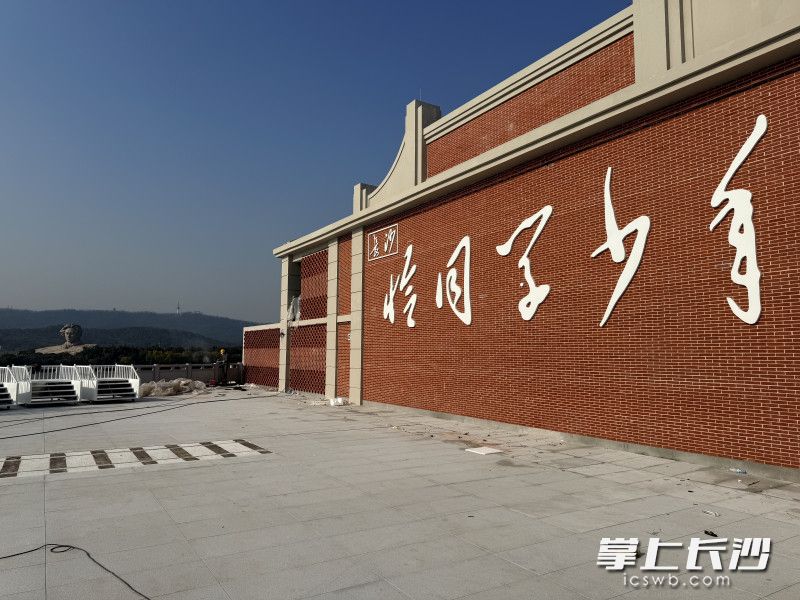 一进广场内，映入眼帘的正是红墙上“恰同学少年”几个大字。