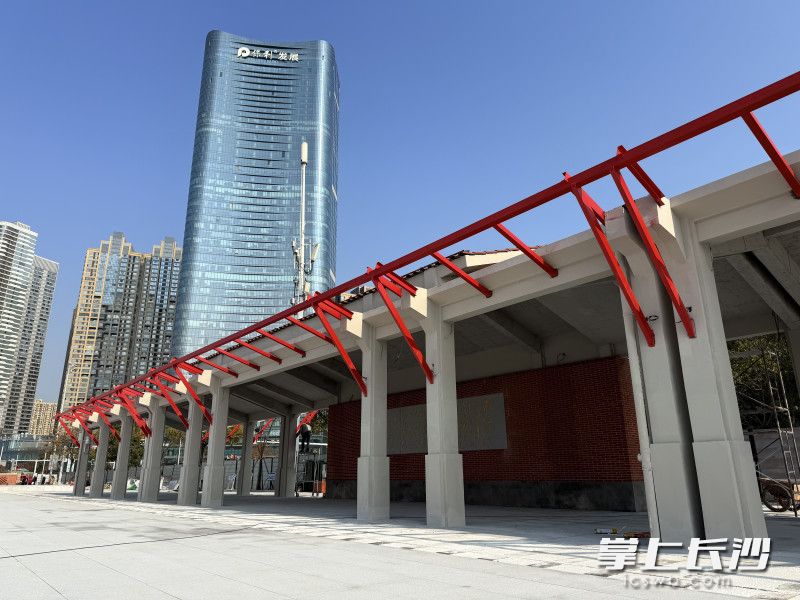 广场内还贴心地设置了休息亭，在艳阳天下，市民游客能在此避暑休息。