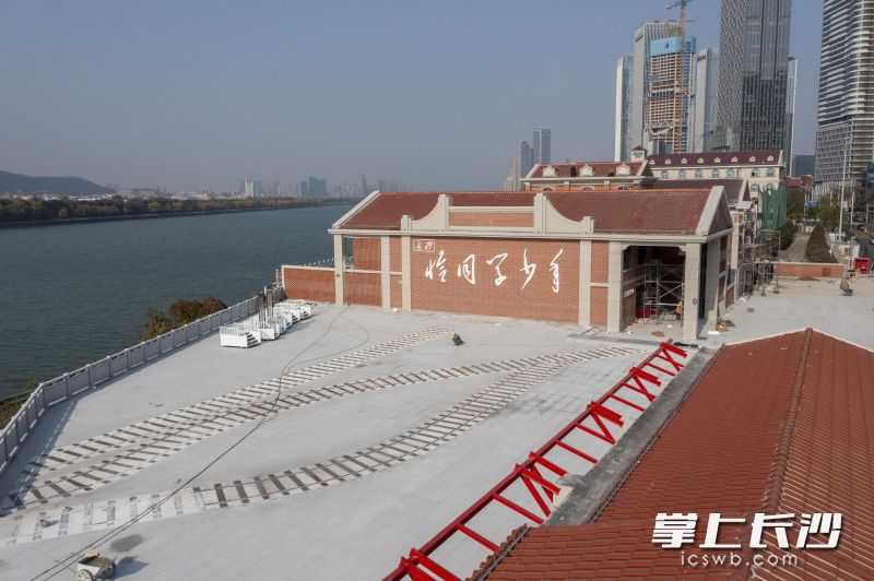 现在的广场和观景台建设得更为开阔。