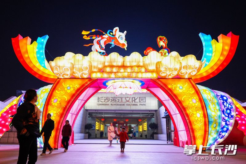 音乐厅外，一组组绚丽的新春彩灯亮灯迎客。