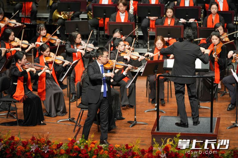 小提琴独奏《卡门幻想曲》。