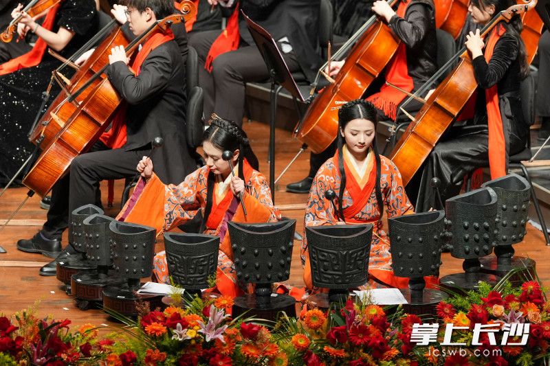 商铙演奏。