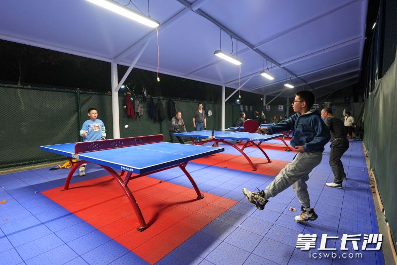 荷叶塘社区汽电宿舍乒乓球场内,小朋友在打乒乓球。 长沙晚报全媒体记者 郭雨滴 摄 荷叶塘社区汽电宿舍乒乓球场内,小朋友在打乒乓球。 长沙晚报全媒体记者 郭雨滴 摄