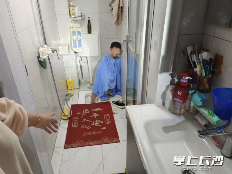 小男孩在洗澡时不慎将右脚卡入厕所，急需救助。 