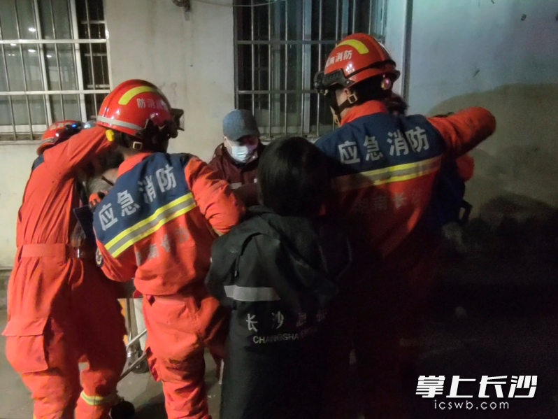 消防队员在冬夜上演“生命接力”。 均为长沙晚报通讯员 罗霜操 摄