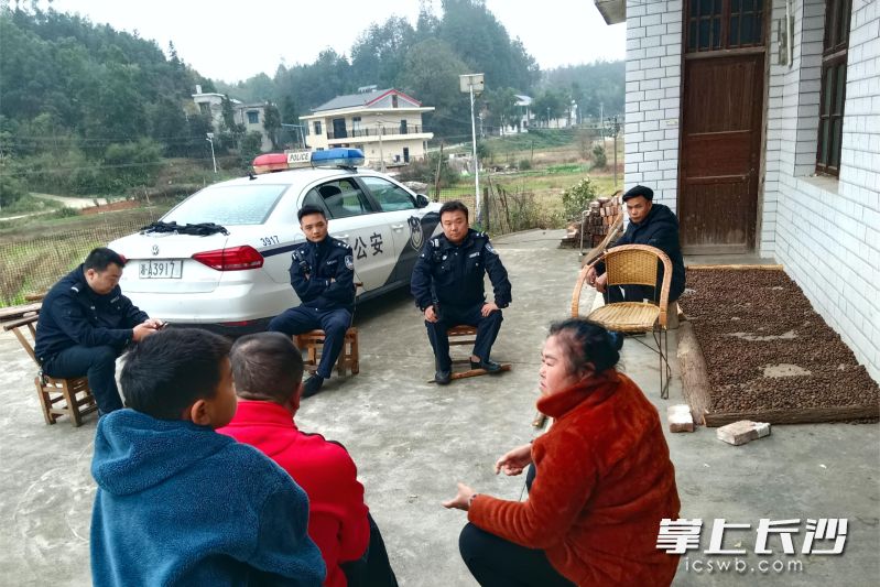 宁乡市黄材镇的司法所、派出所执法人员以及村干部共同上门，为村民群众精准化解矛盾纠纷。 均为长沙晚报全媒体记者张禹、通讯员伍瑛摄