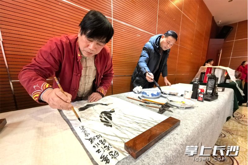 宁乡、湘乡两地文艺家们挥毫泼墨,留下鸭酒会的美好诗篇和精美书法、画作。 宁乡、湘乡两地文艺家们挥毫泼墨,留下鸭酒会的美好诗篇和精美书法、画作。