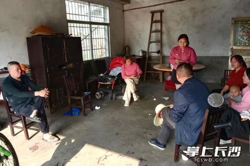 宁乡市黄材镇在所辖17个村、社区，构建“村（社区）+网格调解”矛调队伍，上门入户服务村民群众。