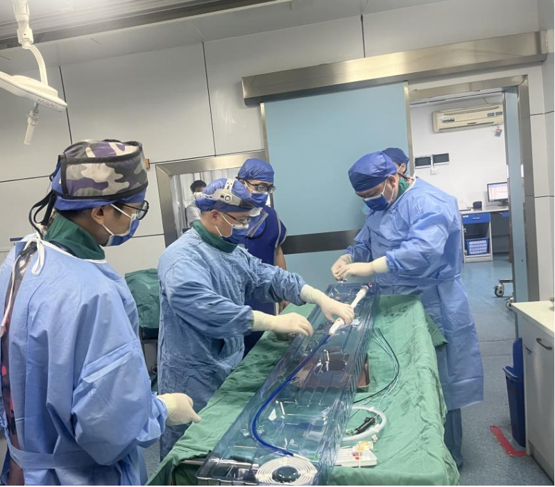 长沙市中心医院外周血管介入科赵扬程主任带领团队为患者实施介入手术。医院供图