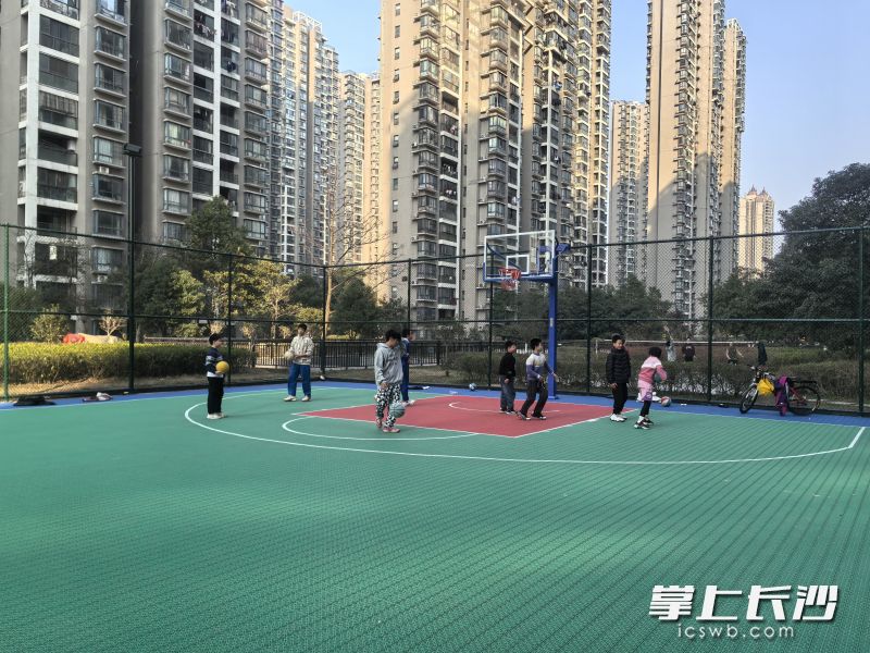 芙蓉北路街道江湾社区湘江世纪城临江苑一楼改建的标准篮球场。 长沙晚报全媒体记者 赵紫名 摄 芙蓉北路街道江湾社区湘江世纪城临江苑一楼改建的标准篮球场。 长沙晚报全媒体记者 赵紫名 摄