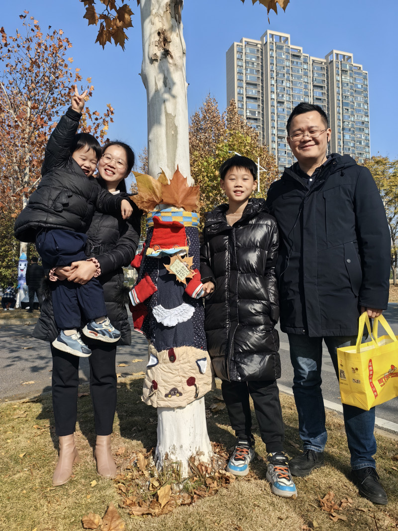 观悦幼儿园全体师生共同认领了100余棵梧桐树，为它们披上冬日新装。长沙晚报通讯员 蒋丽媛 摄