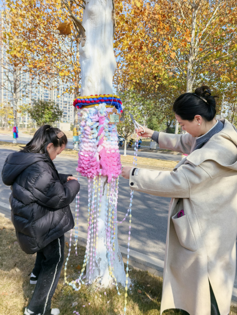 每个小朋友都为自己认领的梧桐树画下了“树衣设计稿”，并邀请爸爸妈妈一同参与制作。