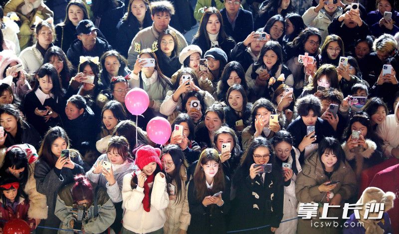 伴随“万‘柿’不愁”新年祈愿树的点亮，市民在跨年狂欢。 均为长沙晚报全媒体记者贺文兵摄