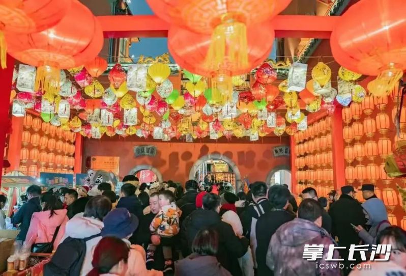 1月18日，长沙坡子街张灯结彩，热闹非凡，文旅部2024年“文化进万家——视频直播家乡年”启动式暨“湘当有味在长沙·欢欢喜喜过大年”活动在长沙举行。 均为资料图片