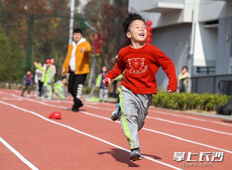 今日上午，开福区新竹第二小学校园内，小学生在进行接力团体比赛。  均为长沙晚报全媒体记者王志伟摄