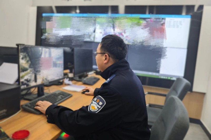 民警通过监控寻找药品信息。