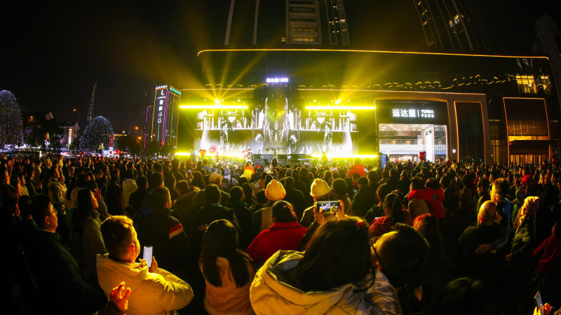运达里外广场正在上演“跨年烟火音乐节”。