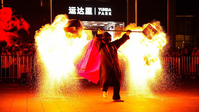 非遗火壶表演点燃夜空。长沙晚报通讯员 李怡兵 供图