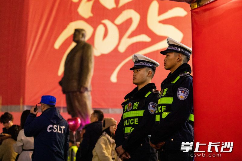 黄兴路步行街跨年夜，工作人员在现场维持秩序。均为长沙晚报全媒体记者 董阳 摄