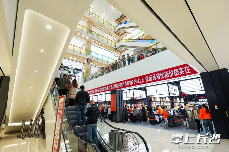 超市还打通了与步步高商场的连接,使顾客进出更为方便。 超市还打通了与步步高商场的连接,使顾客进出更为方便。