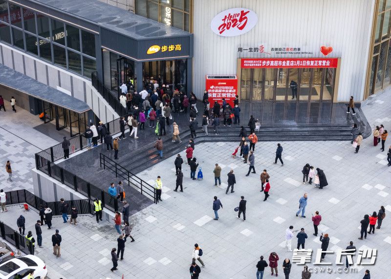 上午9时30分,顾客们进入超市。 上午9时30分,顾客们进入超市。