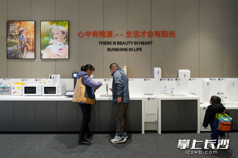 超市还新增了微波炉、公平秤、洗手池等服务设施。 超市还新增了微波炉、公平秤、洗手池等服务设施。