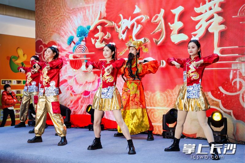 除了巨额消费福利，精彩的主题活动也吸引游客市民乐购开福。 均为通讯员供图