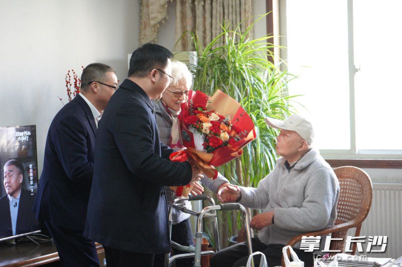 校领导探望即将迎来百岁寿辰的著名书法家、六中老校友王超尘先生。 长沙晚报通讯员 付文倩 摄