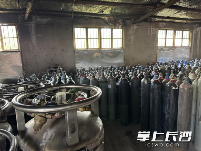 一间废弃的仓库内发现共存有压缩氧气、氮气等危险化学品气瓶285个。 长沙晚报通讯员 向玲娅 供图
