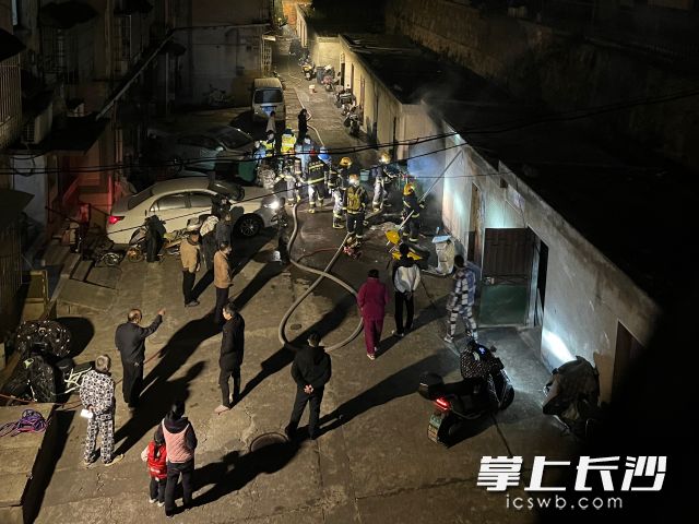 消防员正在灭火。