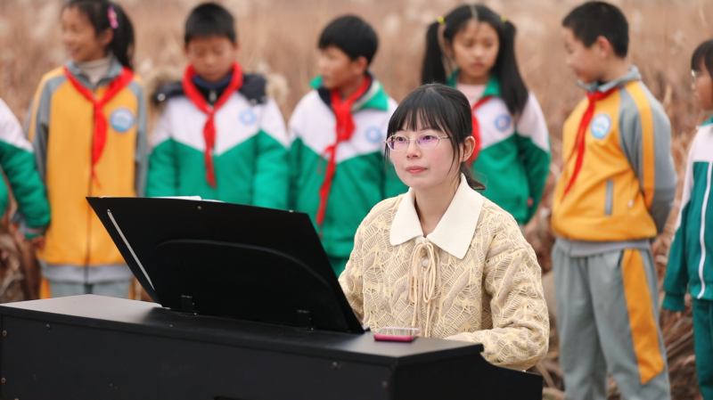 音乐课以诗经《蒹葭》为主题,融入了古琴、钢琴、竹笛和舞蹈等。 音乐课以诗经《蒹葭》为主题,融入了古琴、钢琴、竹笛和舞蹈等。