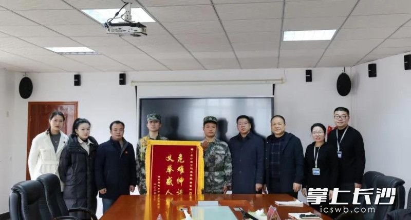 两名同学奋不顾身拯救溺水者，展现了青春正能量。