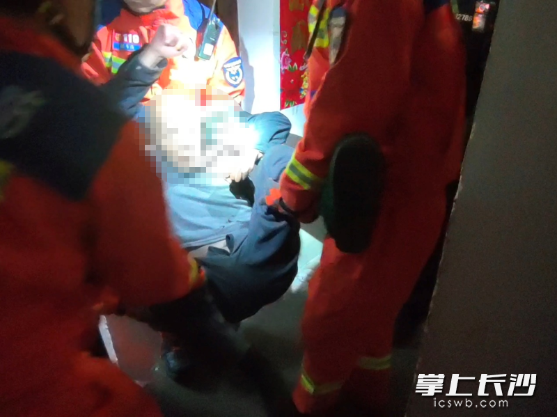 消防在凌晨紧急救助患病老人。长沙晚报通讯员 罗霜操 摄