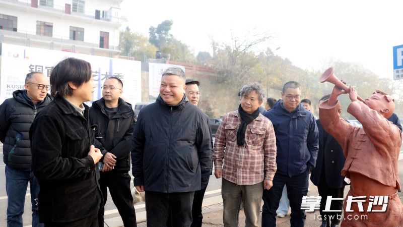 陈刚一行在铜官窑老街调研。长沙晚报全媒体记者 盛磊 摄