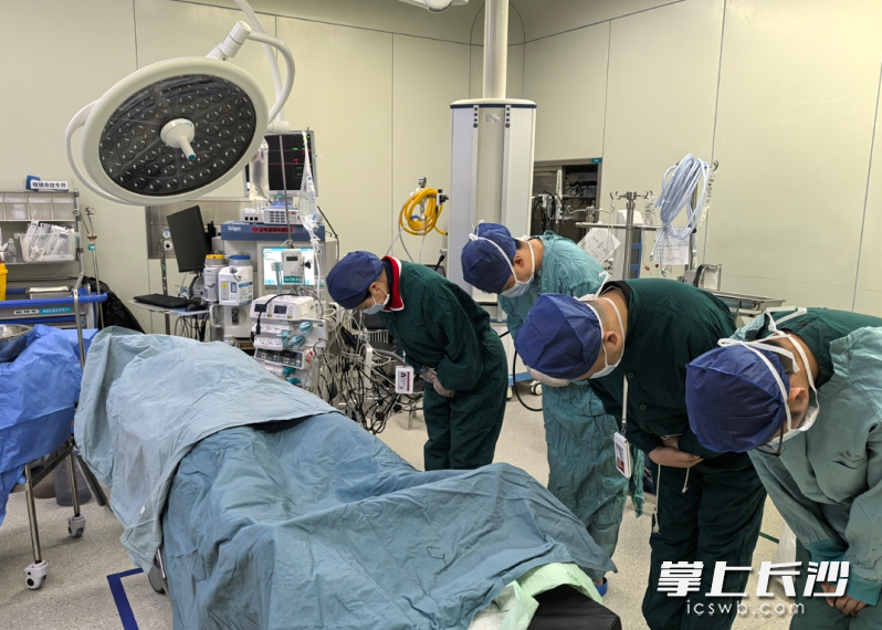 医务人员向捐献器官帮助他人重获“生机”的李栋梁鞠躬致敬。 长沙晚报通讯员 夏旭东 供图