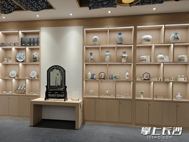 非遗物品。除梁向东外，其他均为省文化馆供图