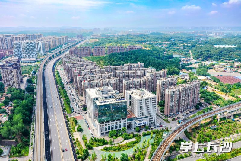天心区南部融城之势，在青山绿水间，蔚然潮涌。  长沙晚报通讯员 李亦潜 供图