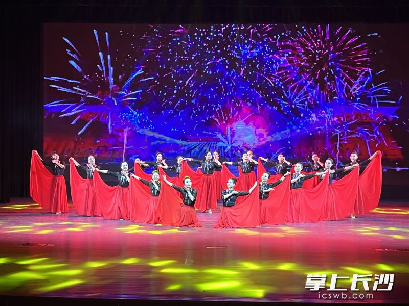 1月6日，湖南知青艺术团李冀雪原创群众舞蹈专场演出上演。 均为资料图片
