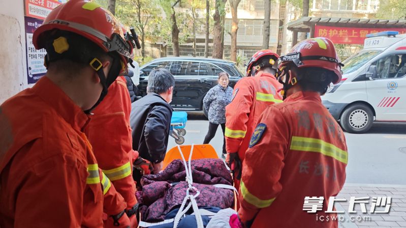 消防员成功将骨折老人转运送医。 长沙晚报通讯员 胡承婧 摄