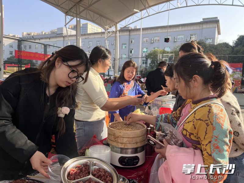 天心区新春年货节交易活跃。 长沙晚报实习生 罗琦 摄