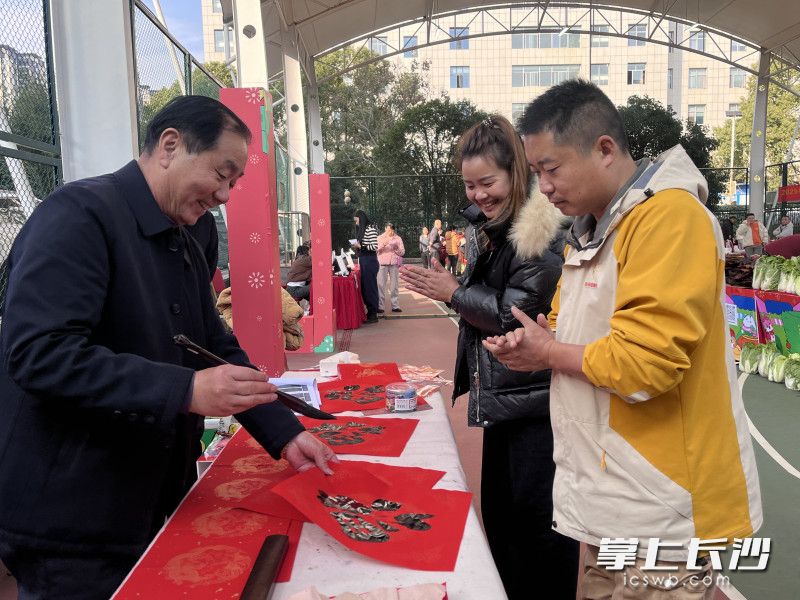 现场，书法家免费写春联和福字。 长沙晚报全媒体记者 王斌 摄