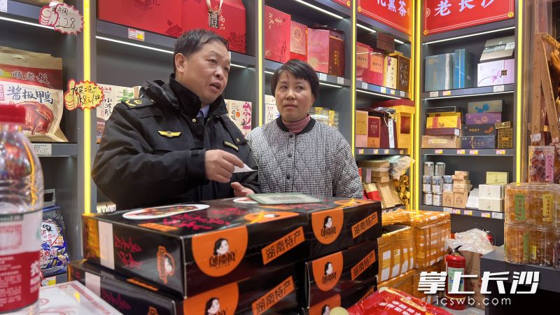 长沙市市场监管人员在一一告知经营者检查中发现的安全隐患。长沙晚报全媒体记者 周辉霞 摄
