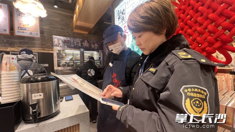 长沙市市场监管人员在检查五一商圈经营主体资质。长沙晚报全媒体记者 周辉霞 摄
