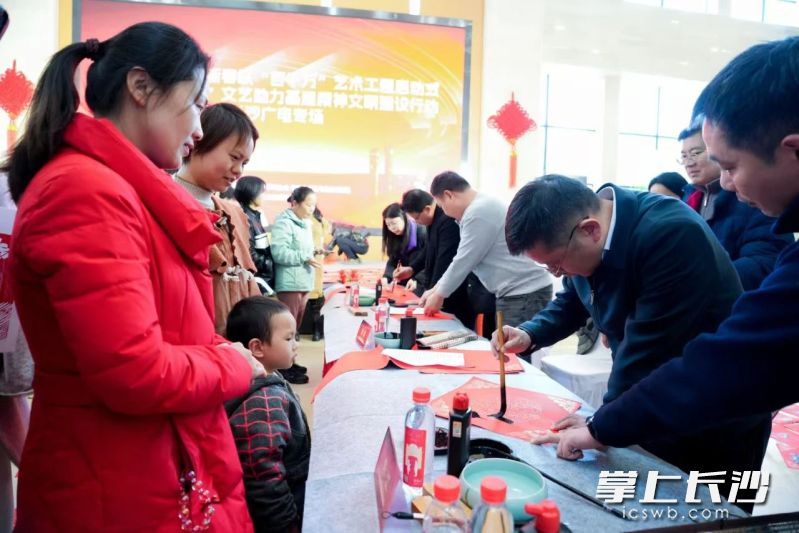 书法家书写春联现场之三。